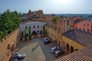 Parkplätze auf dem Gelände
