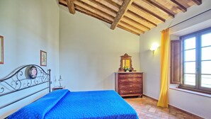 A bedroom with a bed, dresser, and window with curtains. - Nice apartment for 3 guests with WIFI, A/C, TV and panoramic view, close to San Gimignano (Certaldo)