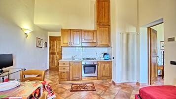 Frigorifero, forno, piano cottura, tostapane