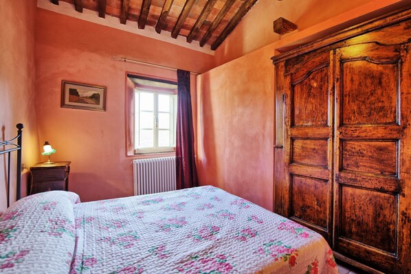 2 bedrooms, travel crib, free WiFi