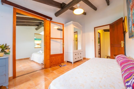 3 bedrooms, iron/ironing board, free WiFi, bed sheets. CAS PATRO LAU - Villa with private pool in Fornalutx. Free WiFi