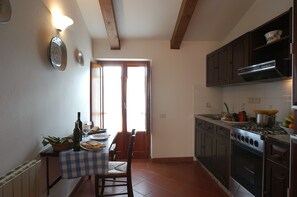 Frigorifero, forno, piano cottura, lavastoviglie