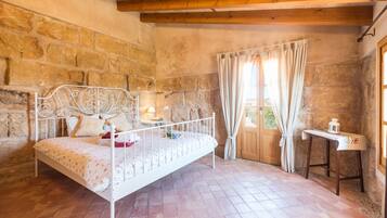 3 slaapkamers, een strijkplank/strijkijzer, gratis wifi, beddengoed