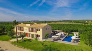 A large house with a swimming pool, surrounded by lush greenery and a clear blue sky. - FINCA S'HORT DE CONIES - Spectacular house with private pool surrounded by fields and peac (Manacor)