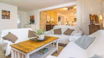 Een televisie en een stereo