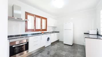 Frigorífico, microondas, horno y placa de cocina