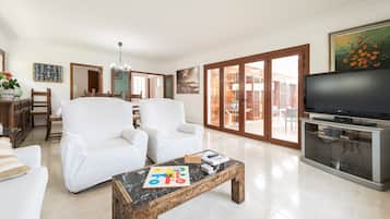 Una televisión, una mesa de tenis de mesa