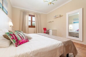 4 bedrooms, iron/ironing board, free WiFi, bed sheets