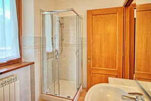 Regadera, secadora de cabello, bidet 