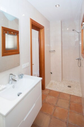 Douche, séchoir à cheveux, serviettes fournies