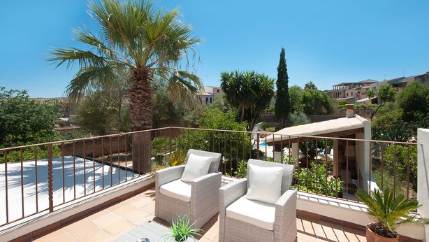 A balcony with wicker furniture, a small table, and potted plants. - WOODHOUSE - Beautiful townhouse with private pool, porch with BBQ and wonderful terrace. F (Ariany)