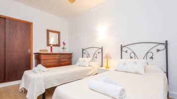 3 bedrooms, iron/ironing board, free WiFi, bed sheets