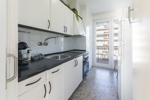 Frigorífico, microondas, horno y placa de cocina