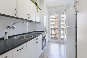 Réfrigérateur, four à micro-ondes, un four, surface de cuisson