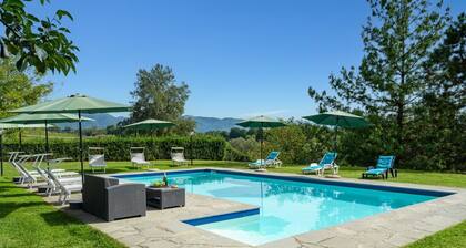 Stunning private villa for 10 guests with private pool, WIFI, A/C, TV, patio and pets allowed