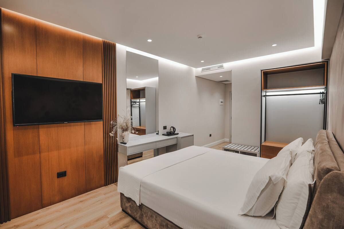 Minibar, desk, soundproofing, WiFi (free)