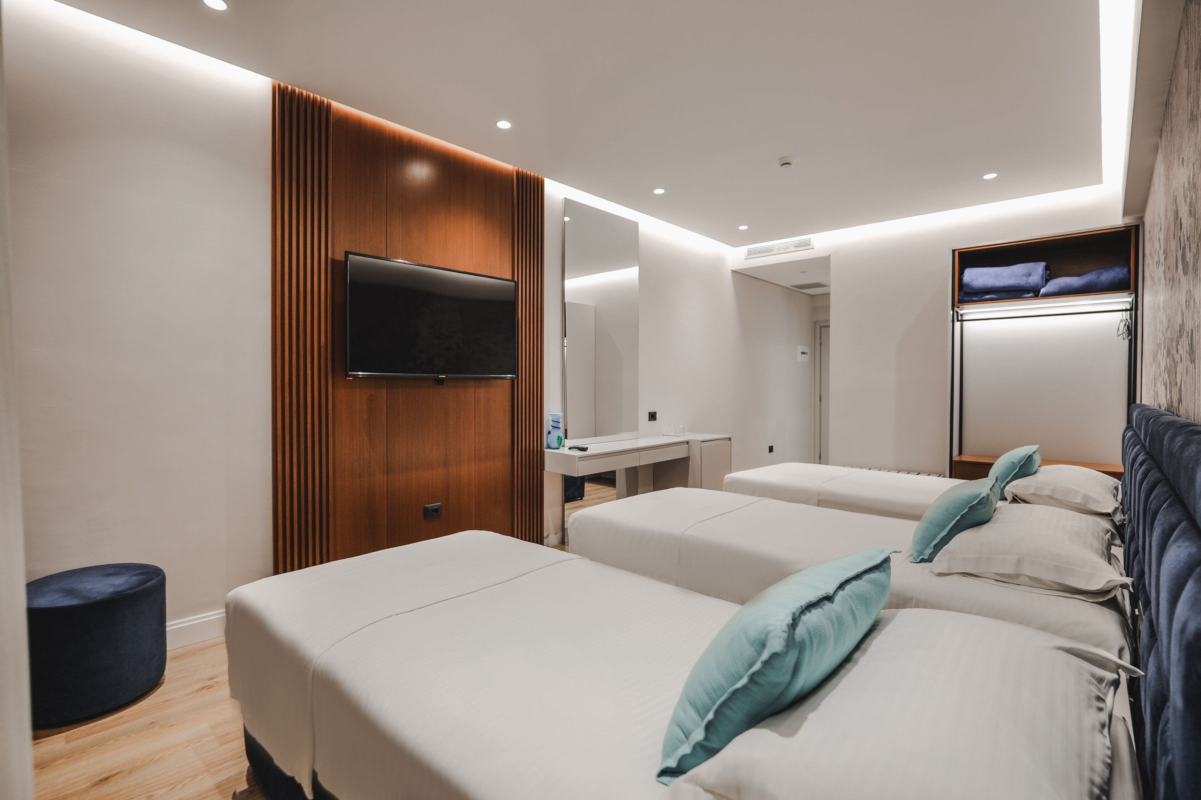Dreibettzimmer, Meerblick | Minibar, Schreibtisch, schallisolierte Zimmer, kostenloses WLAN