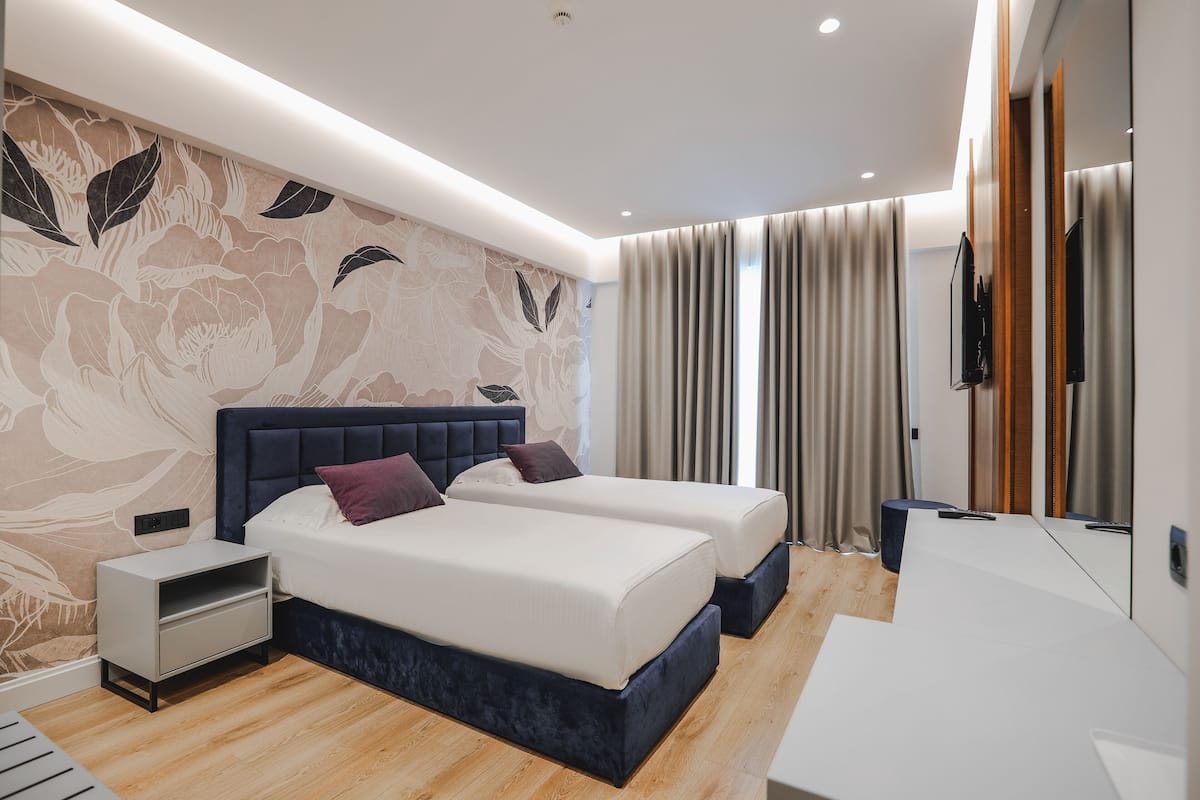 Habitación con 2 camas individuales, vista al mar | Minibar, escritorio, insonorización y wifi gratis