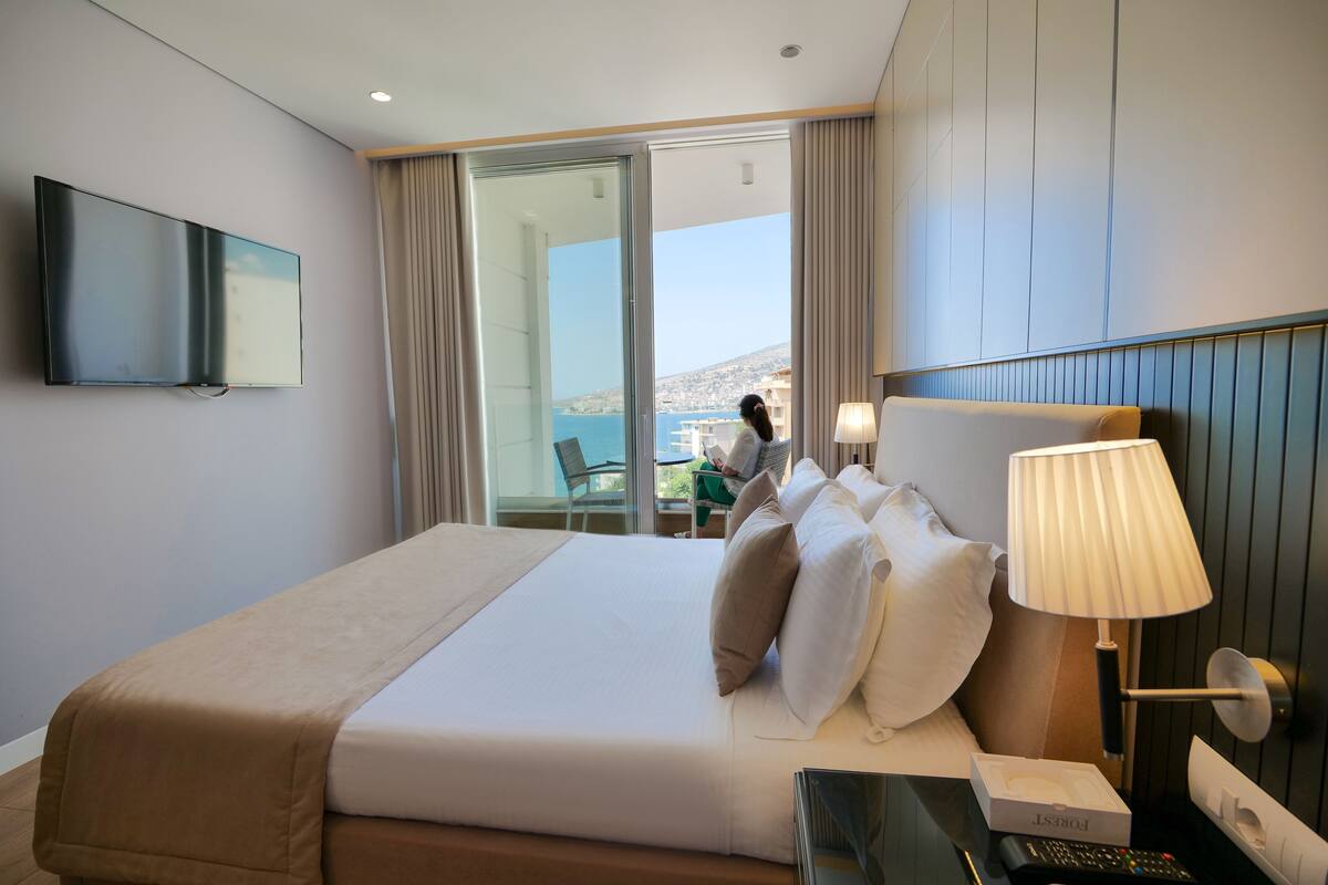Deluxe Suite, Sea View | Minibar, desk, soundproofing, free WiFi