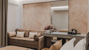 Junior Suite, 1 King Bed, Beach View | Minibar, desk, soundproofing, WiFi (free) - Hotel Oasis (Sarandë)
