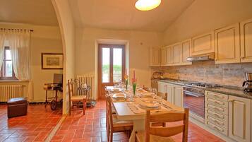 Frigorifero, forno, piano cottura, lavastoviglie