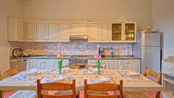 Frigorifero, forno, piano cottura, lavastoviglie