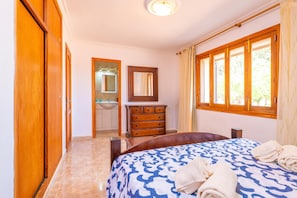 4 bedrooms, iron/ironing board, free WiFi, bed sheets - VILLA CÉSAR - Villa with private pool and free Wifi in Campos (Campos)