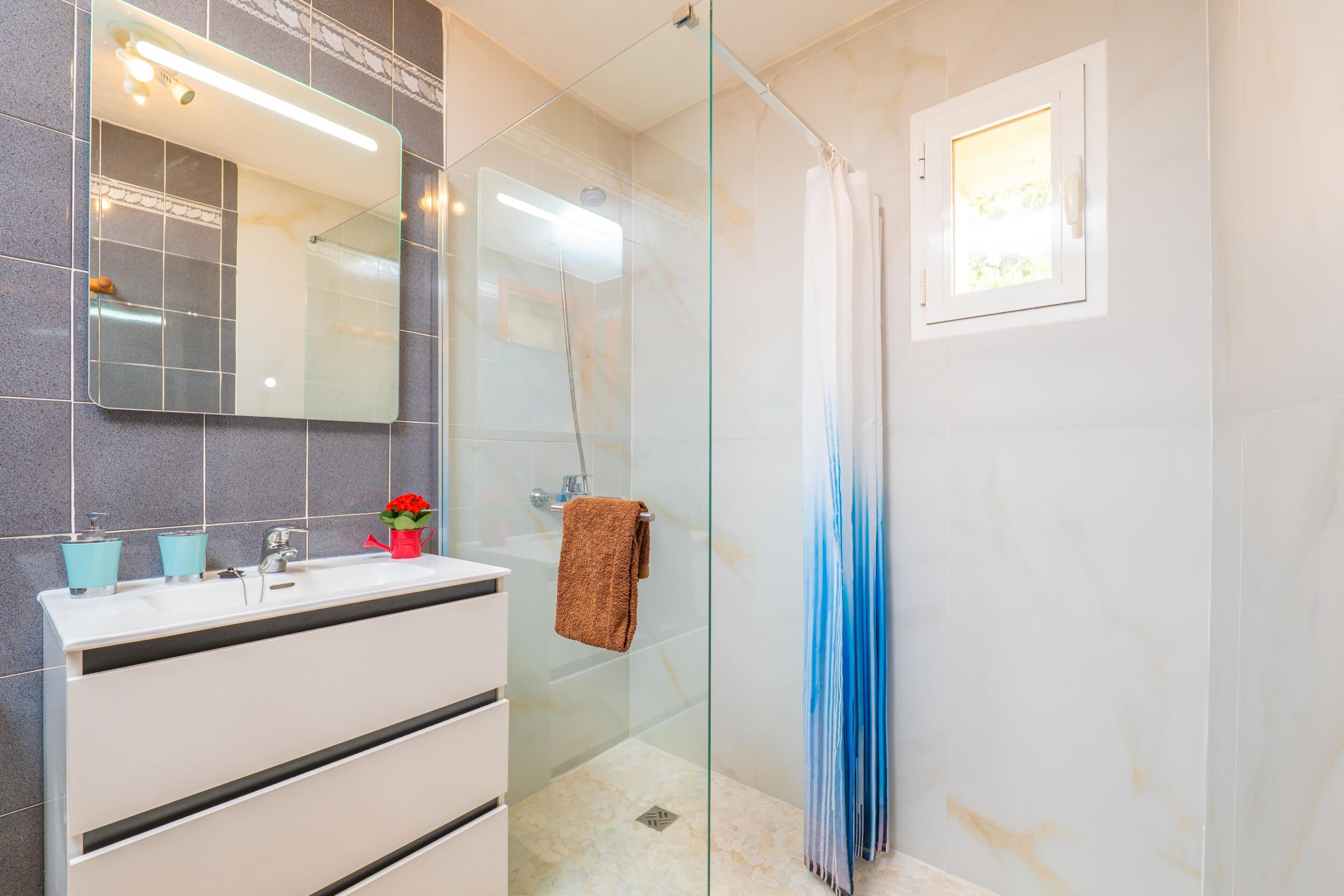Combined shower/tub, hair dryer, bidet, towels