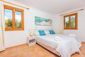 3 slaapkamers, een strijkplank/strijkijzer, gratis wifi, beddengoed