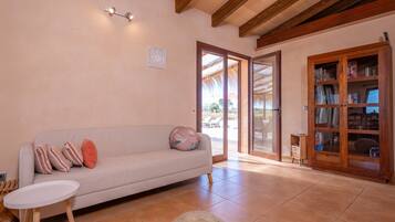 TV, fireplace, DVD player