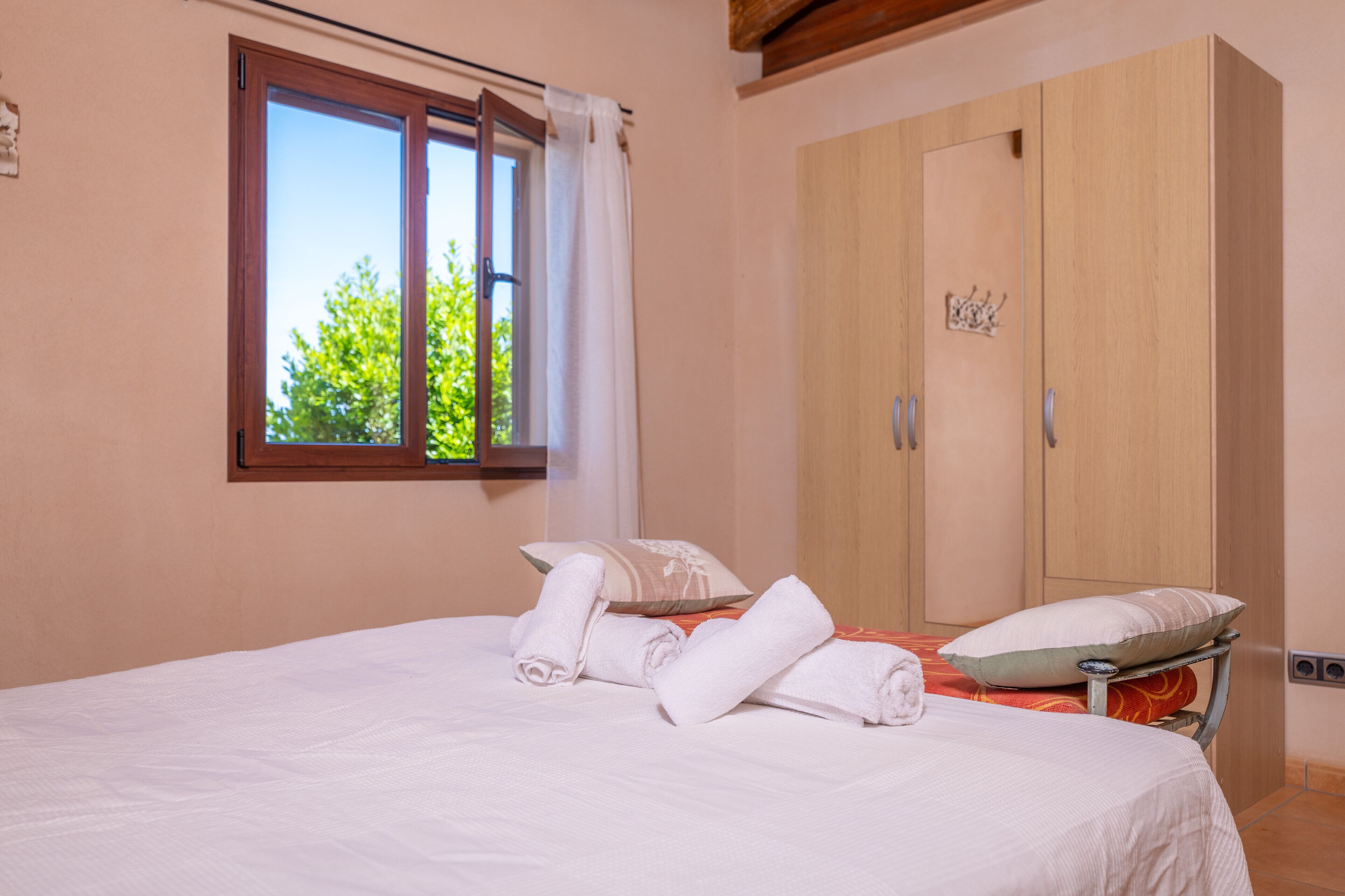 3 slaapkamers, een strijkplank/strijkijzer, gratis wifi, beddengoed