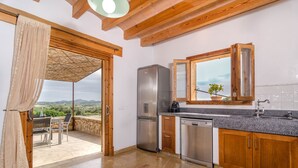 Une cuisine avec des meubles en bois, un réfrigérateur en acier inoxydable et un lave-vaisselle.