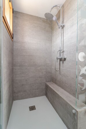 Dusche, Haartrockner, Handtücher