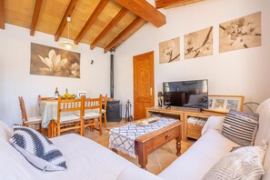 Tv, böcker och en stereo