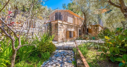 ES COLL D'EN PASTOR - Beautiful stone house with spacious terraces amidst the mountains. F