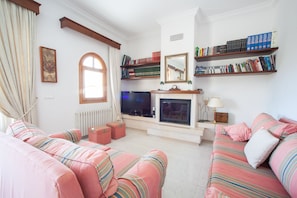 TV, DVD player, books - VILLA BELLAVISTA – Villa with private pool in Campanet with free WiFi (Campanet)