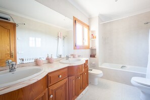 Duschwanne, Haartrockner, Bidet, Handtücher