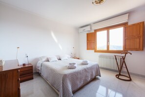 3 makuuhuonetta, silitysrauta/-lauta, ilmainen Wi-Fi, vuodevaatteet