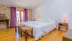 Une chambre à coucher avec un grand lit, des meubles en bois et une table de chevet avec une lampe.