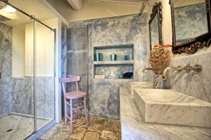 Dusche, Haartrockner, Bidet