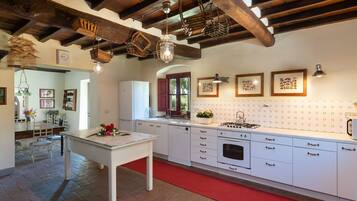 KĂŒhlschrank, Mikrowelle, Ofen, Herdplatte