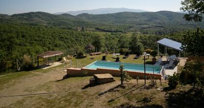 Villa indipendente con A/C, WIFI, piscina privata, TV, patio, vista panoramica, vicino Arezzo