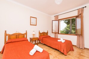 5 bedrooms, iron/ironing board, free WiFi, bed sheets