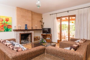 Televisión y chimenea 