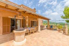 تناول الطعام بالخارج