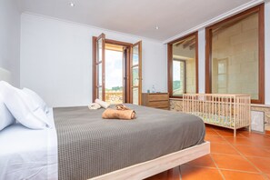5 bedrooms, iron/ironing board, free WiFi, bed sheets