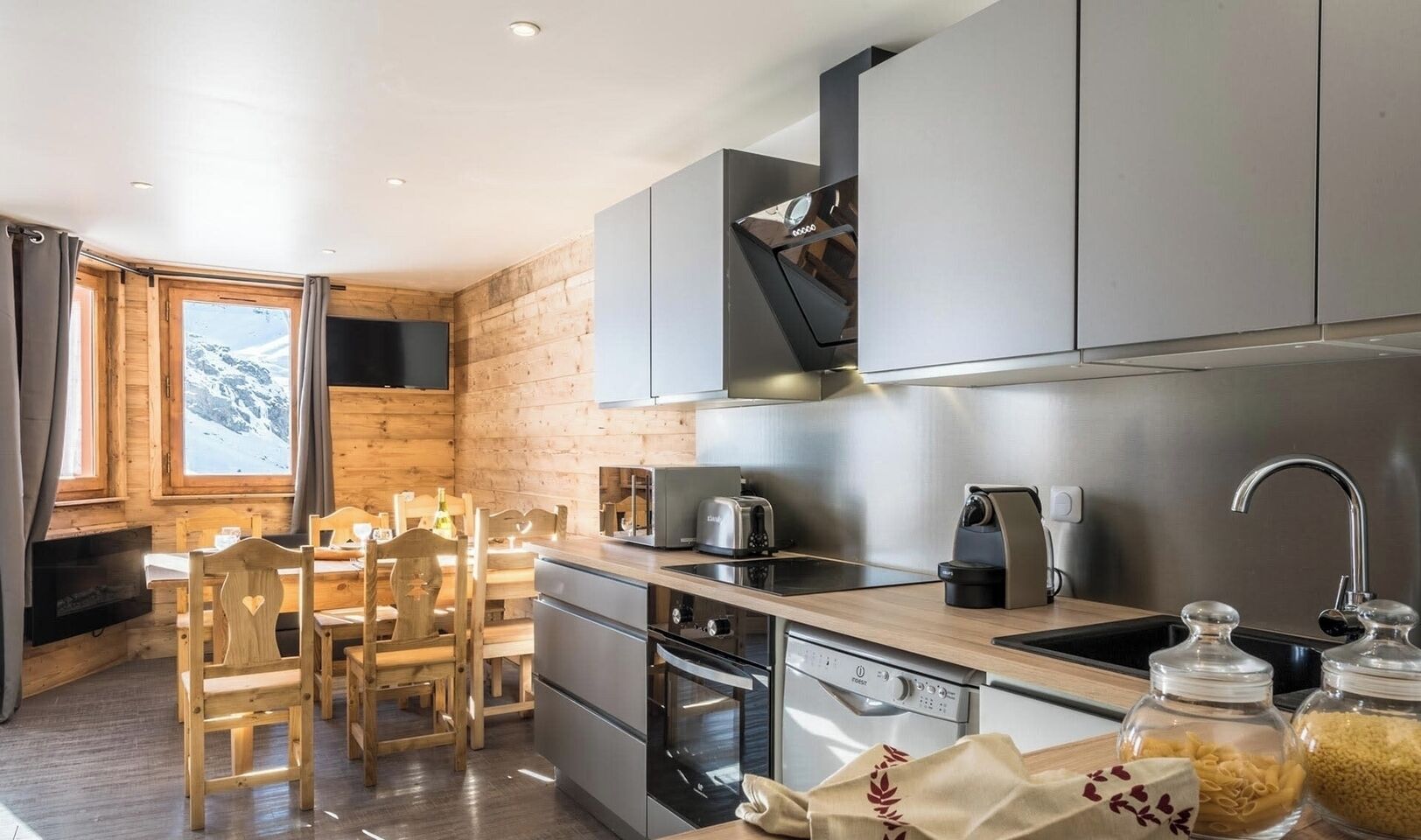 Frigorifero, microonde, forno, piano cottura