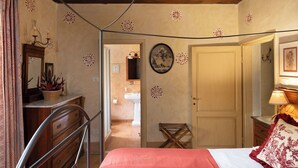 6 bedrooms, travel crib, WiFi (free)