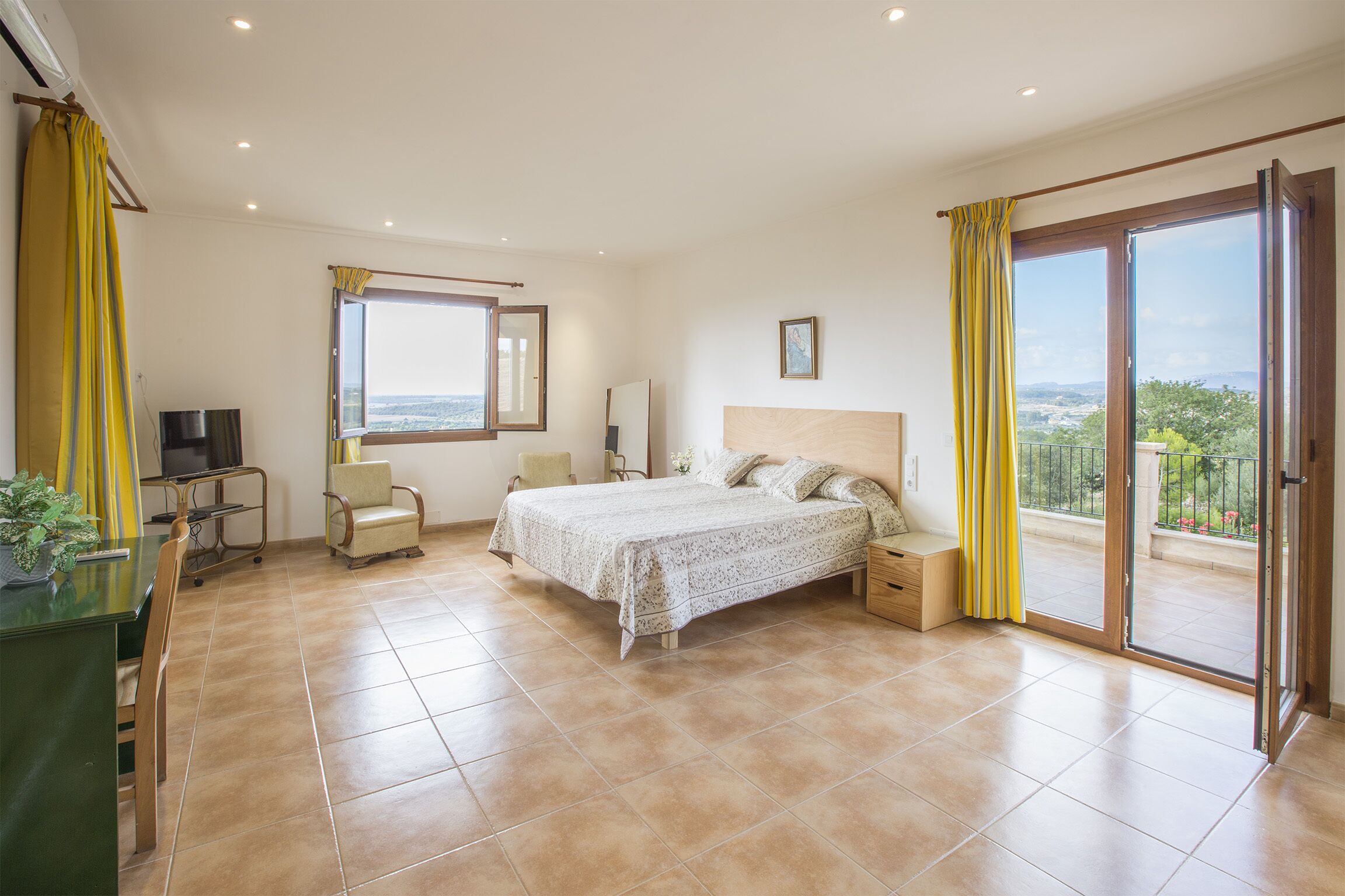 3 slaapkamers, een strijkplank/strijkijzer, gratis wifi, beddengoed