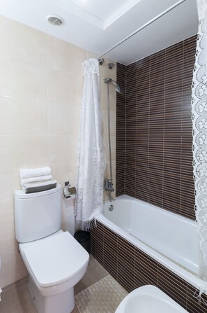 Duschwanne, Haartrockner, Bidet, Handtücher